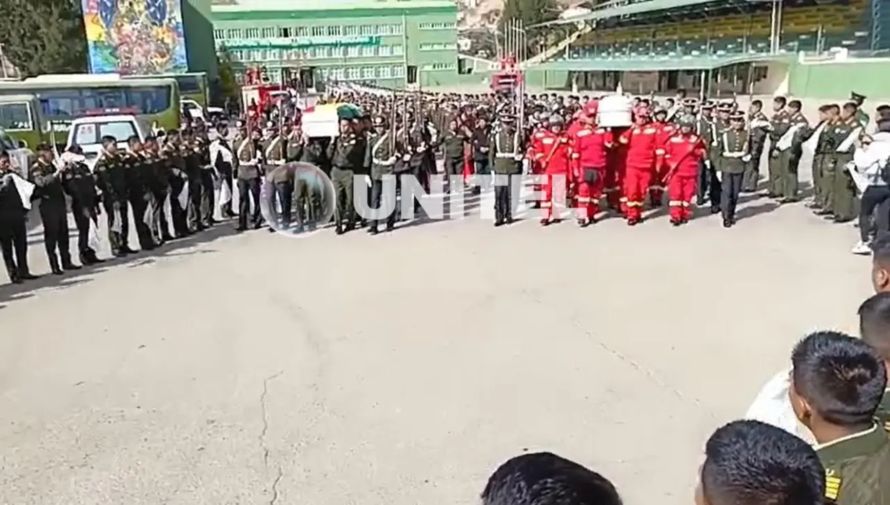 Con pañuelos blancos y honores, despiden a dos de los policías asesinados en los bloqueos