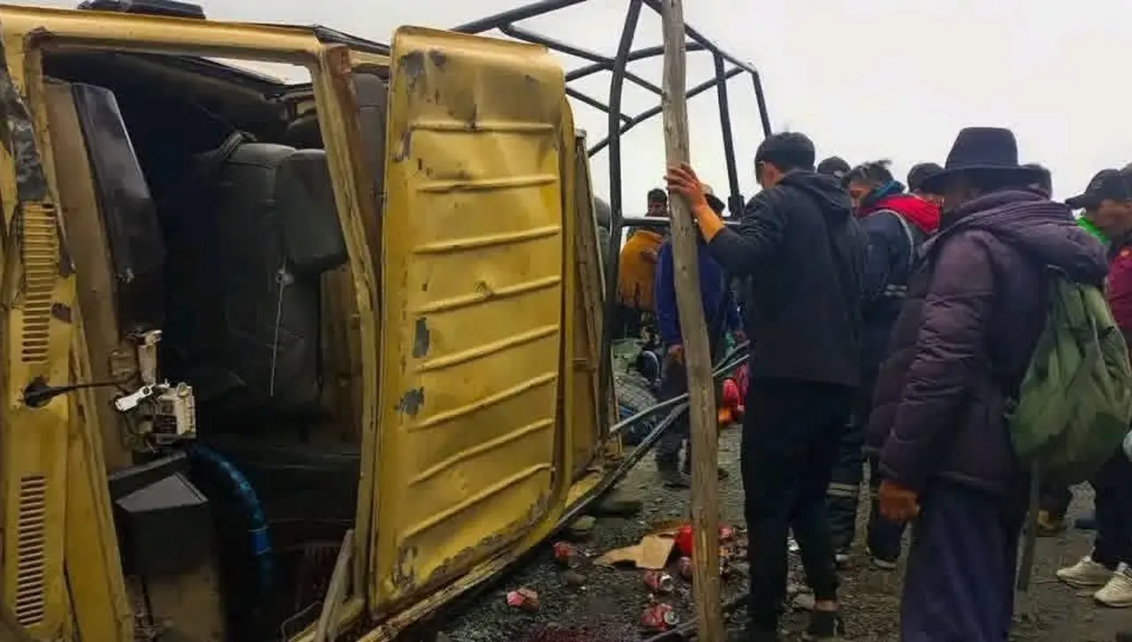 Accidente fatal: Mueren cinco dirigentes de una comunidad paceña al volcarse una camioneta