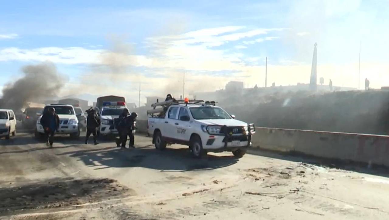 Bloqueadores lanzan piedras contra policías y militares en Apacheta, en la ruta La Paz-Oruro