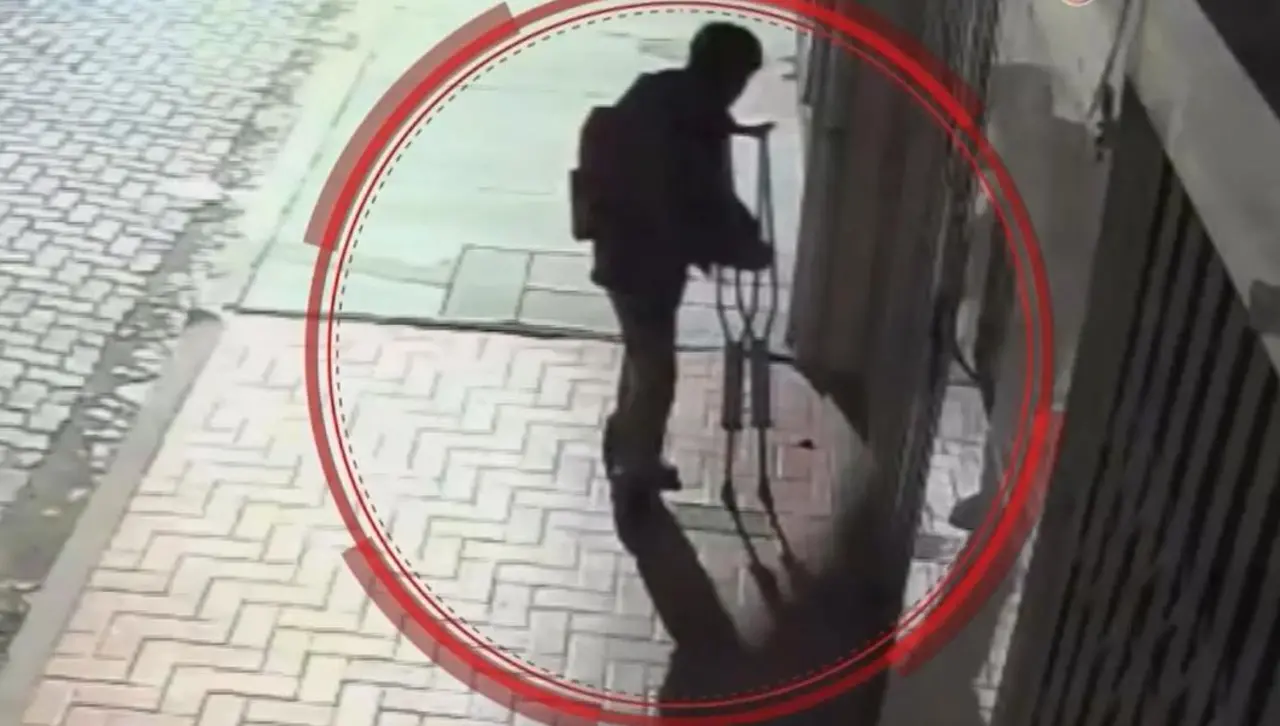 Captan a un hombre con muletas robando tapas de los medidores de agua en viviendas de El Alto 