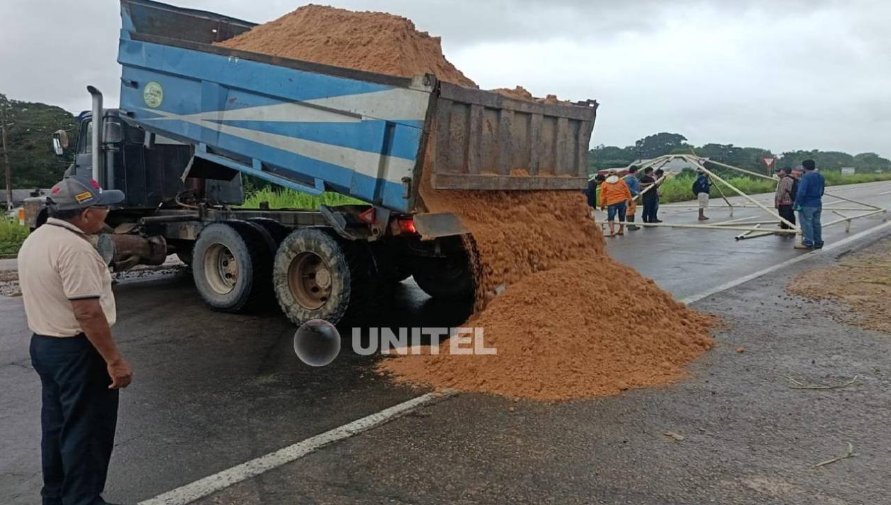 Bloqueo en Yapacaní: Gobierno convoca al diálogo para este martes a las 10:00