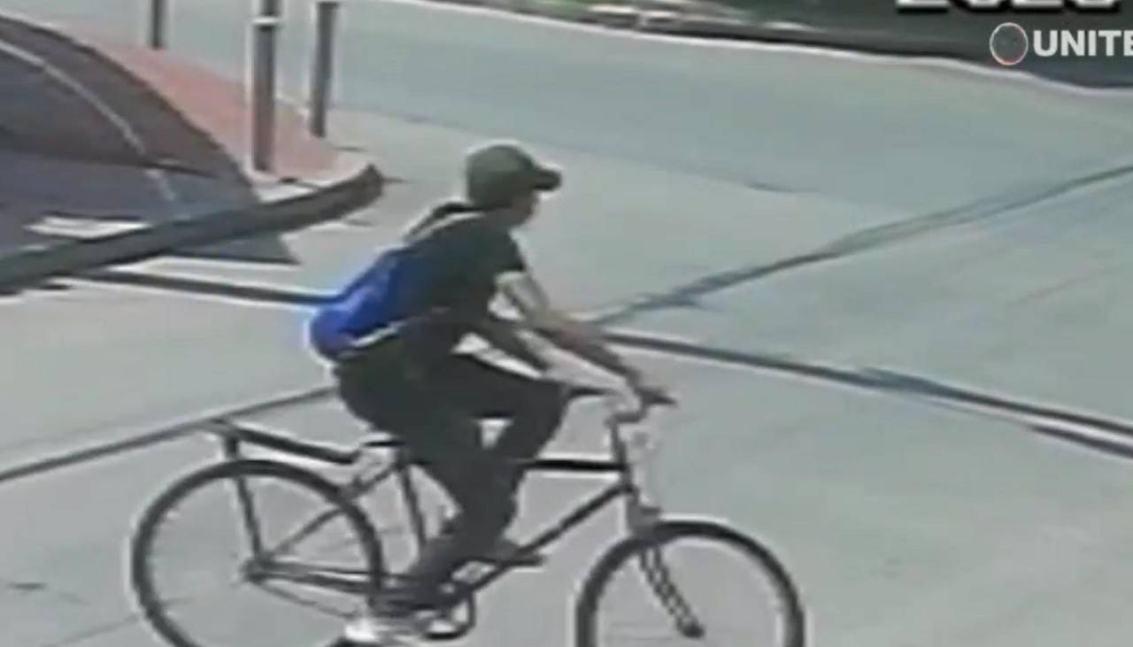 Video: Un sujeto a bordo de una bicicleta asalta a una adolescente