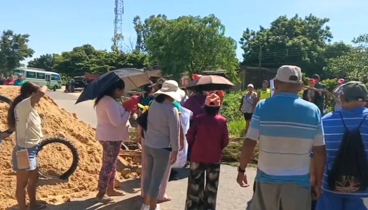 Vecinos de El Torno bloquean la antigua carretera Santa Cruz - Cochabamba para exigir defensivos