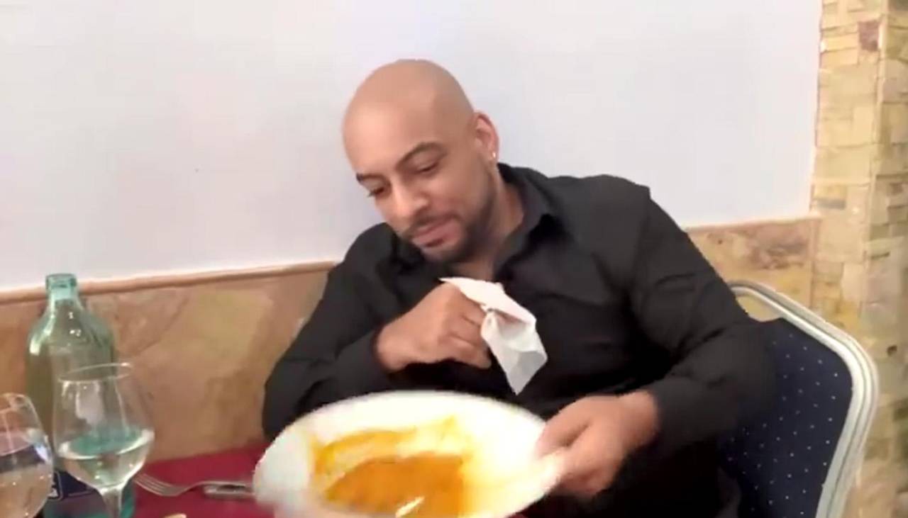 Video: Youtuber se niega a pagar en un restaurante porque dice que es famoso y hasta rompe un plato