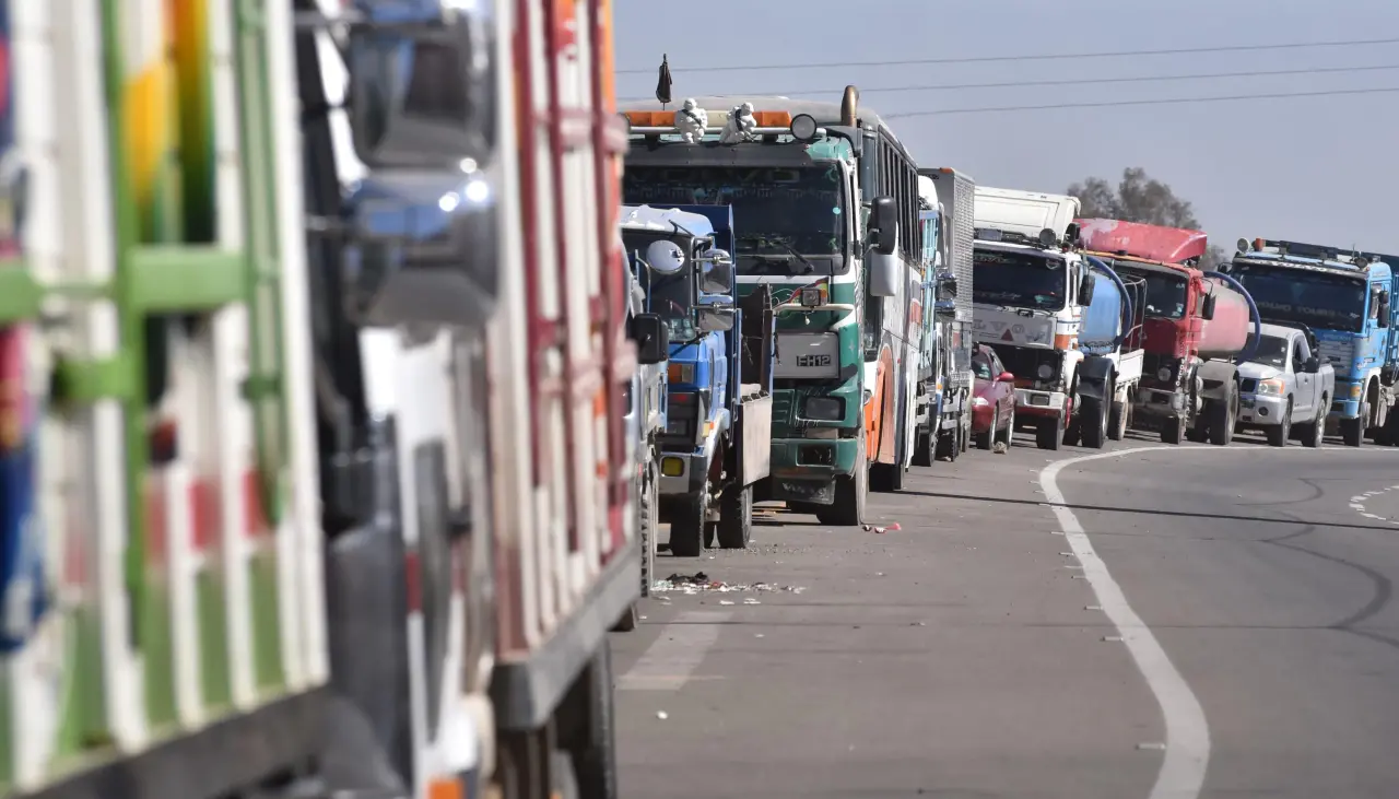 “Es inhumano”: reportan que 3.000 camiones están parados en las carreteras por los bloqueos