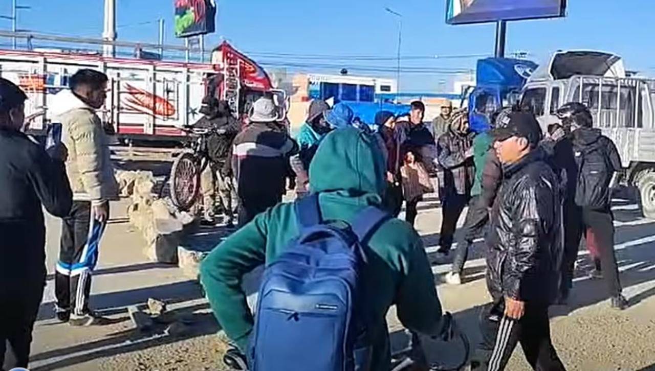 “Están cobrando por pasar”: Bloqueadores y pobladores se enfrentan en Oruro
