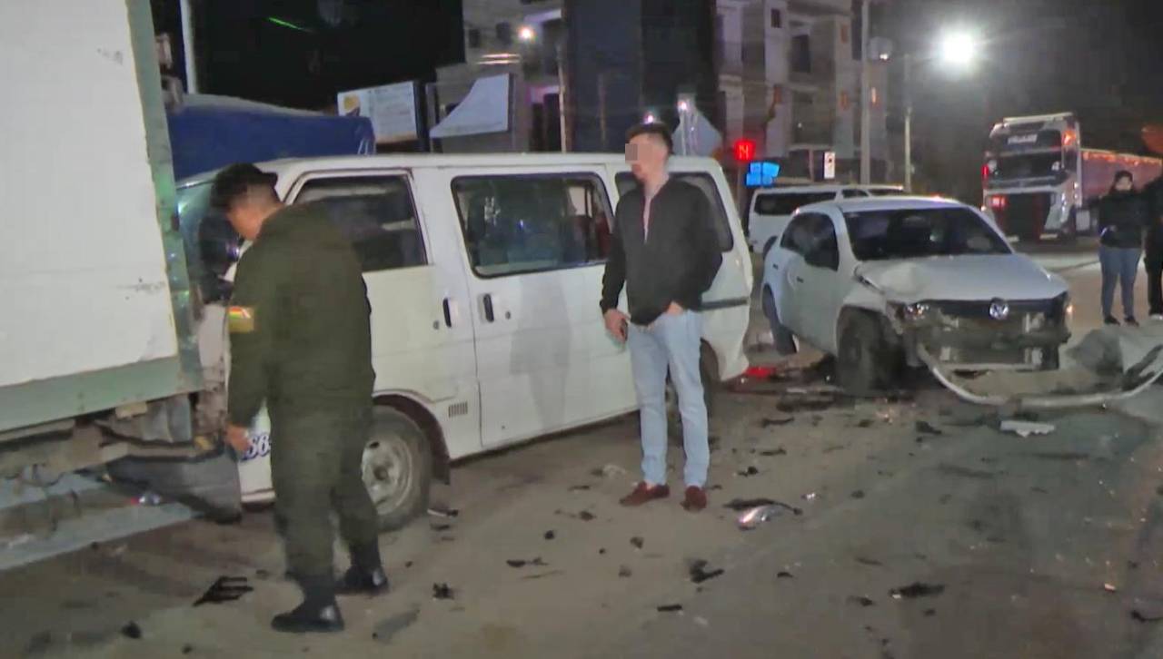 Choque múltiple: vehículo impacta contra dos motorizados que hacían fila por combustible