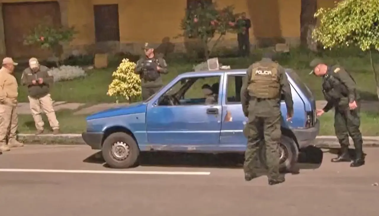 Dos delincuentes son capturados tras ser sorprendidos robando autopartes, tres lograron huir