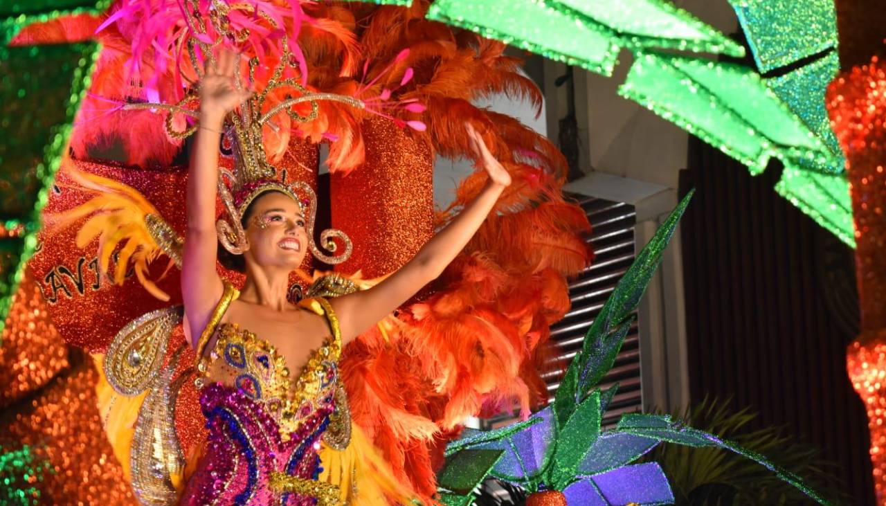 Camila I derrocha belleza y alegría en la tercera precarnavalera cruceña