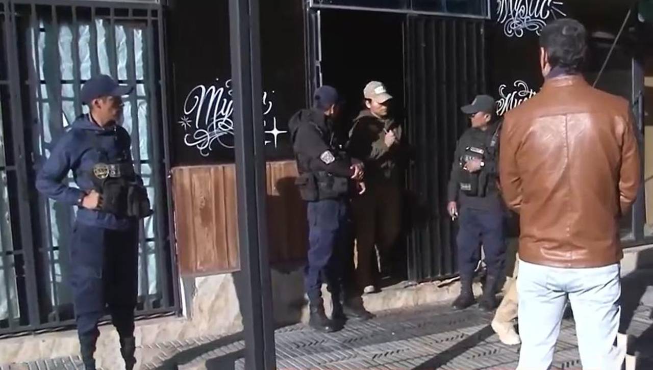 Una mujer resultó herida tras una disputa con su socio al interior de un local, el sujeto quiso apuñalarla