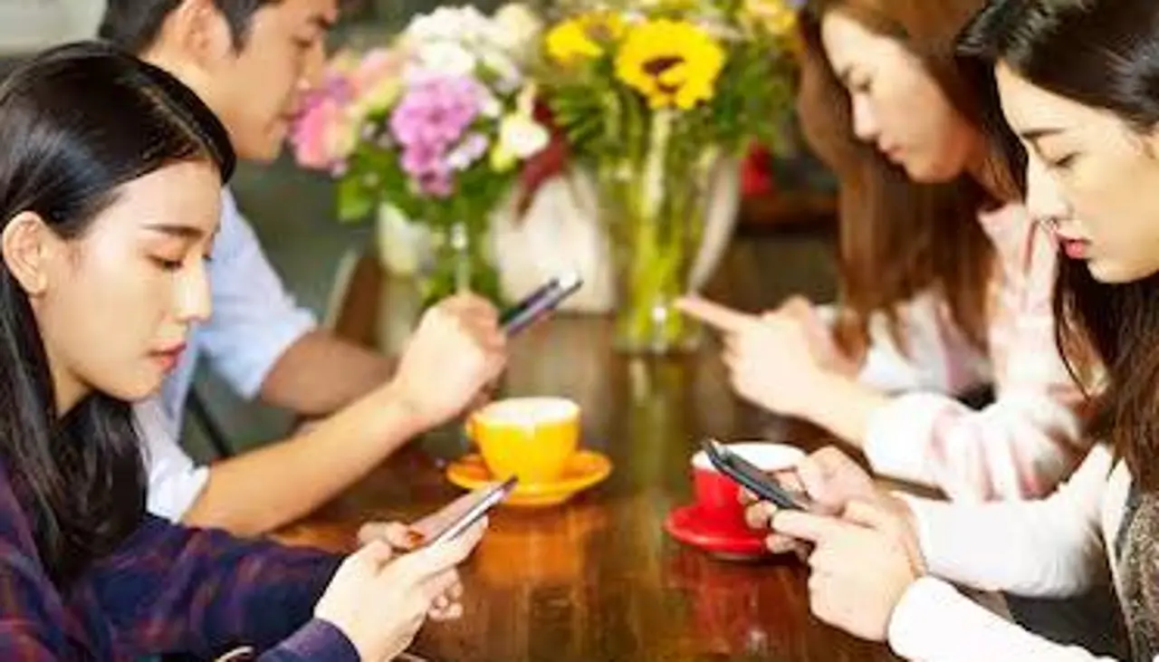 Clínicas, límites de pantalla y apoyo familiar para frenar el uso excesivo del celular en Japón