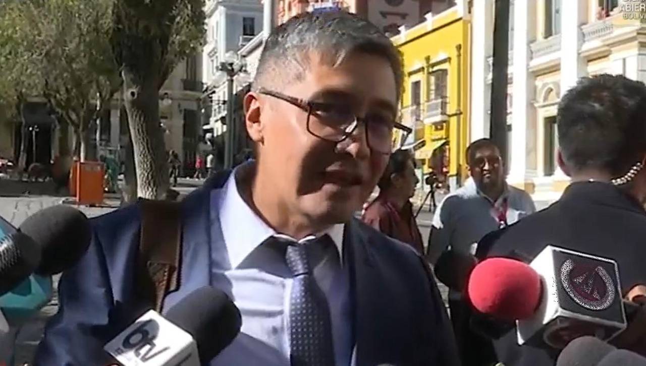 “En las próximas horas se van a dar anuncios”, señala el ministro Espinoza al ingresar a Palacio de Gobierno