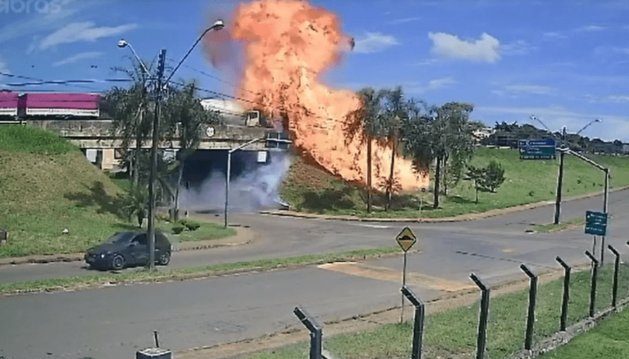 Video: Impresionante choque seguido de explosión de dos tráilers en un puente de Brasil