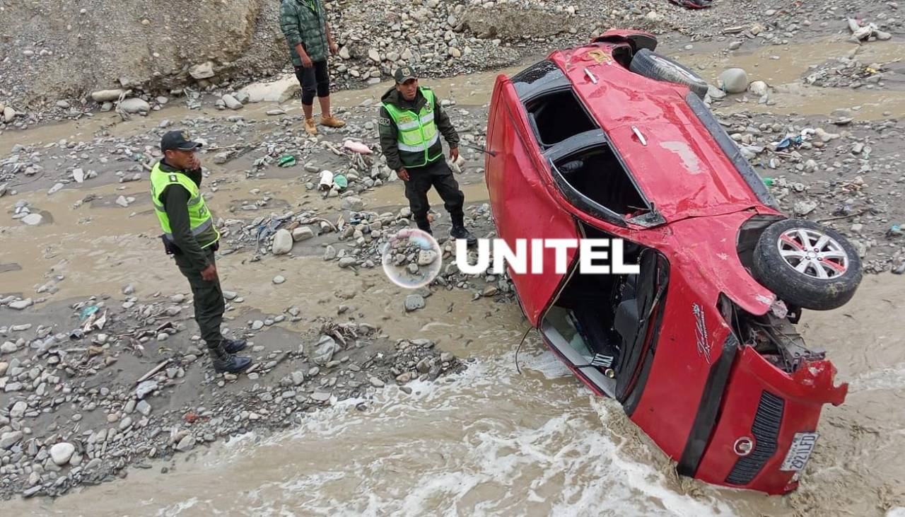 La Paz: Un vehículo repartidor de pan se desliza y cae a un barranco, reporta la Policía 