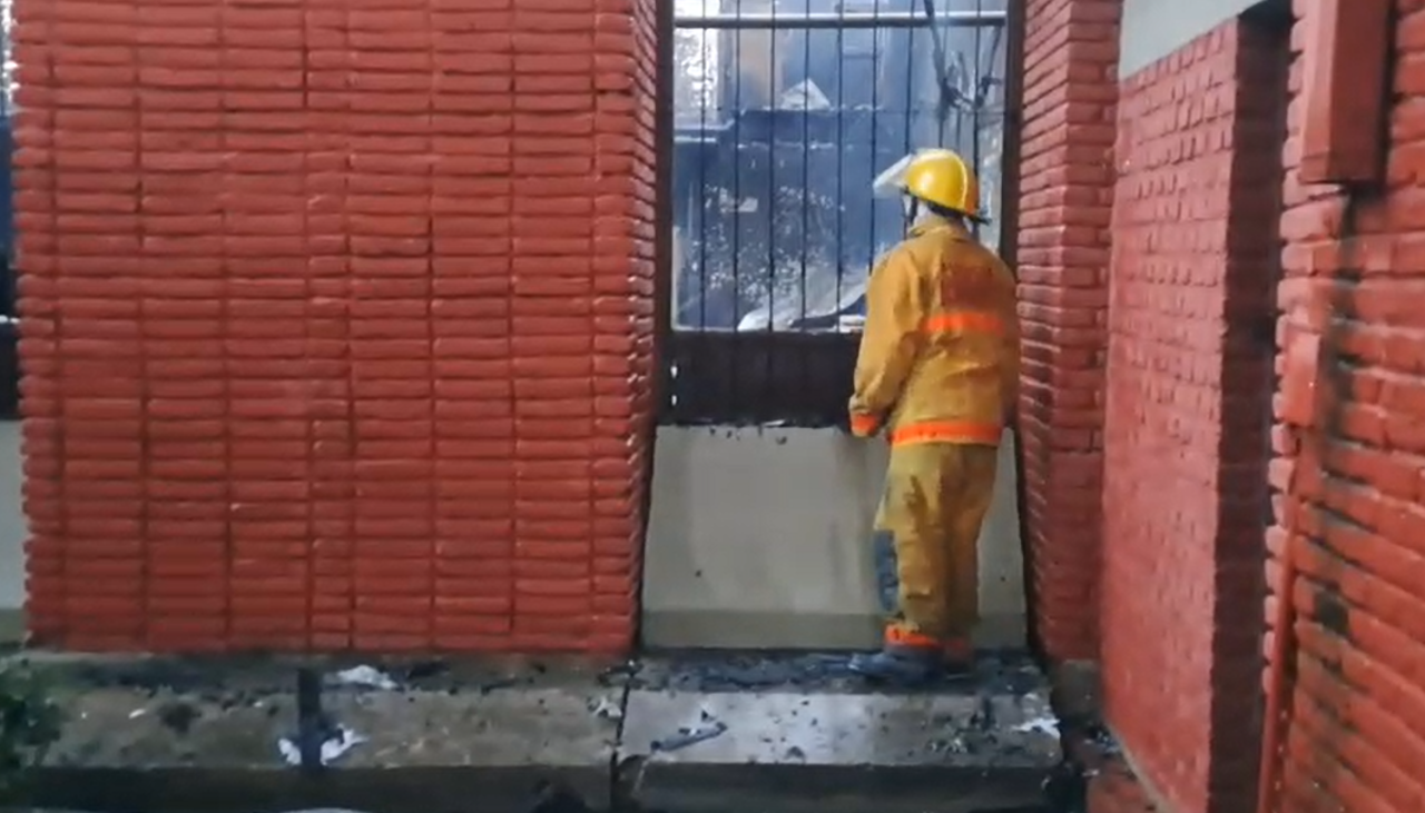 Controlan el incendio en la Facultad de Agronomía tras más de tres horas de intenso trabajo; las clases se suspenden