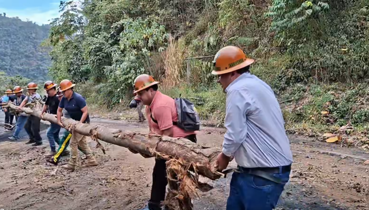 Cooperativistas mineros despejan la ruta La Paz - Caranavi: “El bloqueo nos ha perjudicado demasiado”