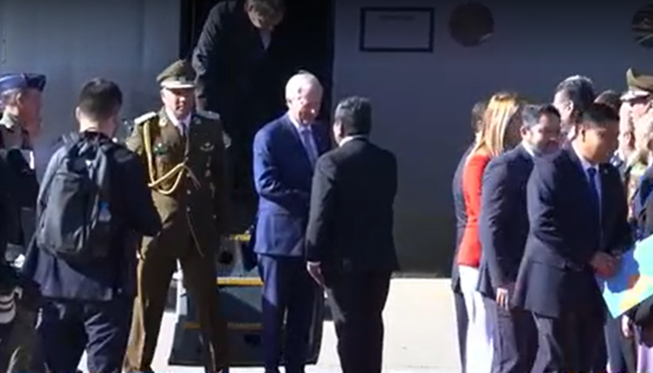 José Antonio Kast arriba al aeropuerto de El Alto y es recibido con honores militares