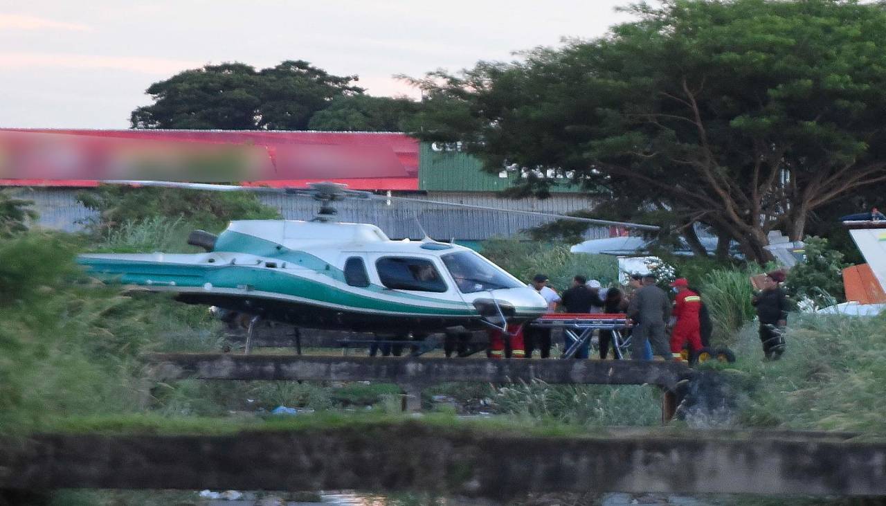 Arriba a El Trompillo el cuerpo de uno de los tripulantes del avión accidentado 