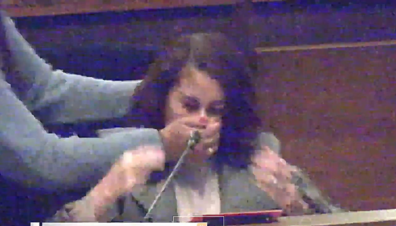 Legisladora tapan la boca a una diputada que pedía votación nominal en el contrato por litio