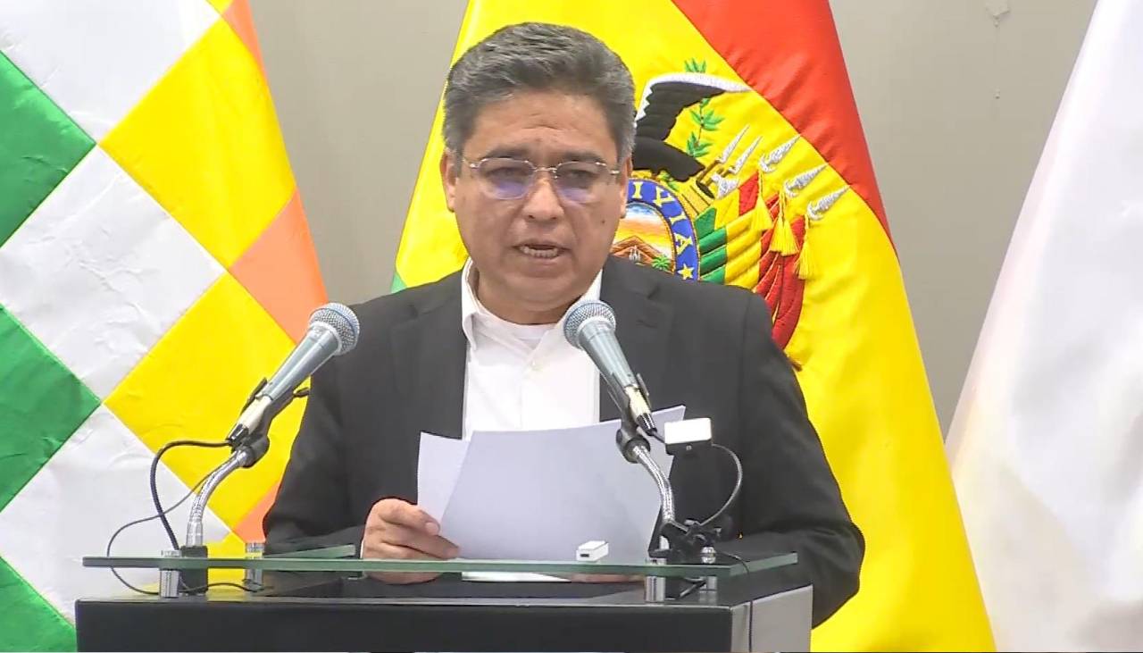 Vocero presidencial denuncia secuestro de trabajadores de YPFB en toma de pozo petrolero en Santa Cruz