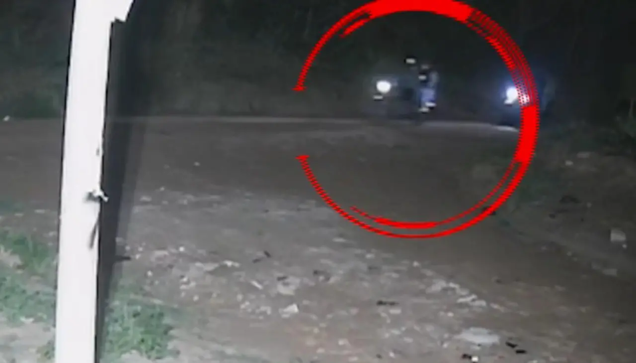 Video registra el atraco de unos hombres en moto a un estudiante en Santa Cruz