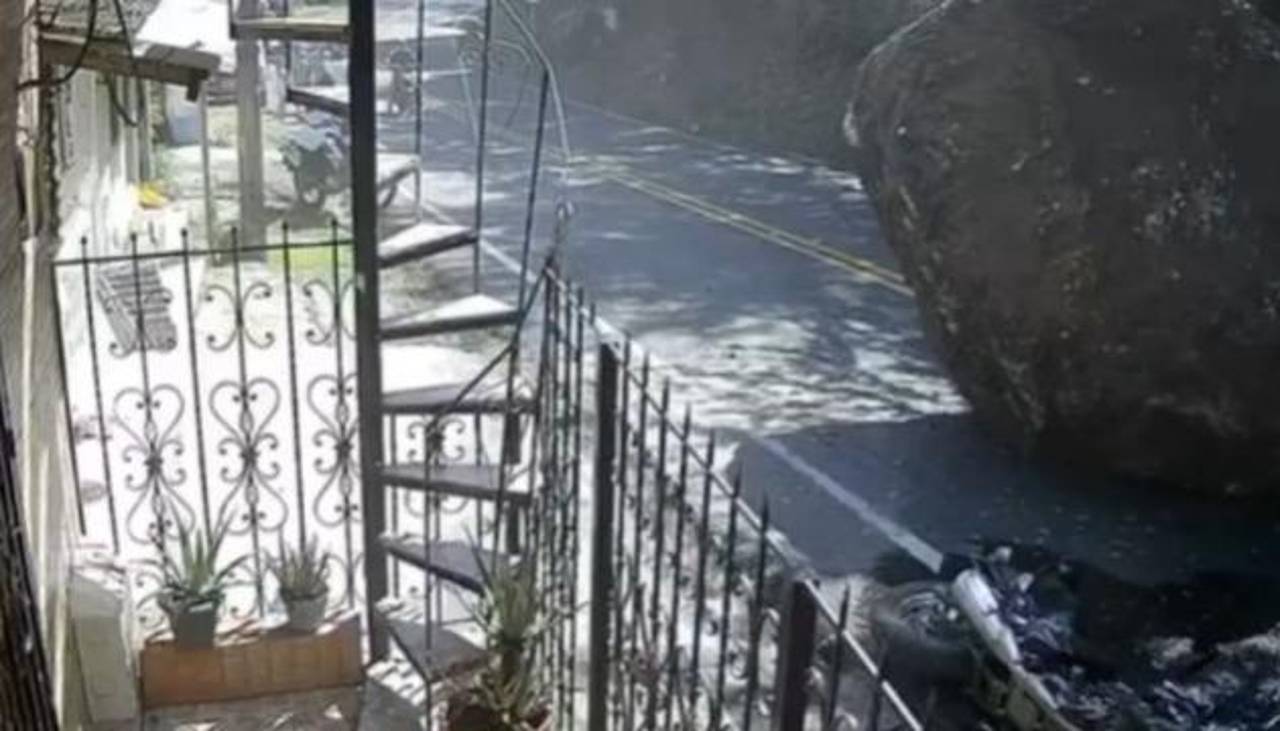 Video: Una roca enorme cae de un cerro y aplasta una moto que estaba con el conductor