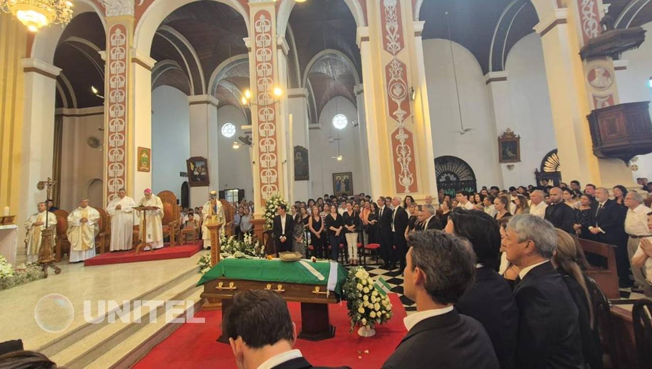 Se inicia la misa de cuerpo presente para despedir al exalcalde Percy Fernández
