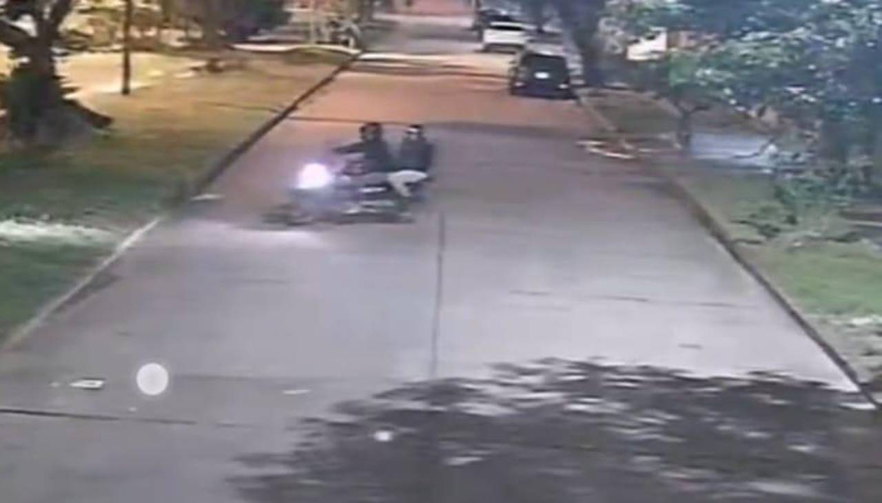 Dos hombres en motocicleta atracan a una joven y le apuntan con una pistola en la cabeza
