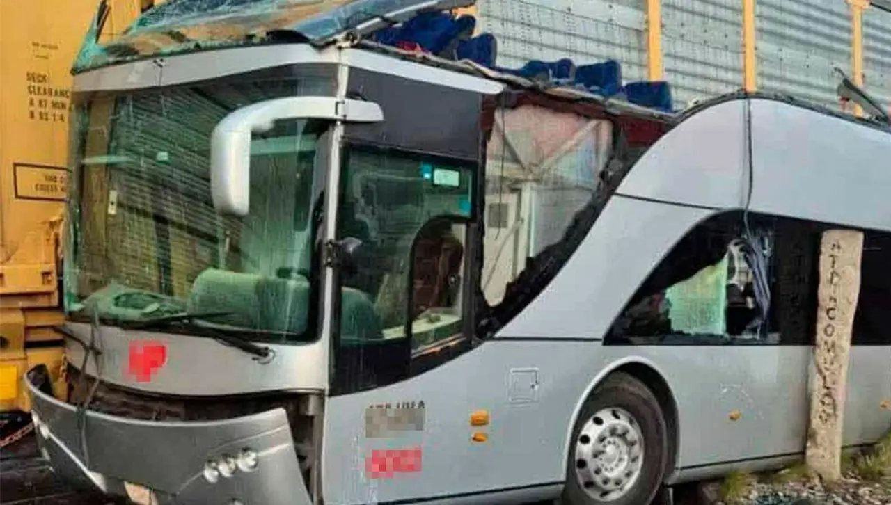 Video: Tren arrolla autobús y deja ocho muertos en el estado de México