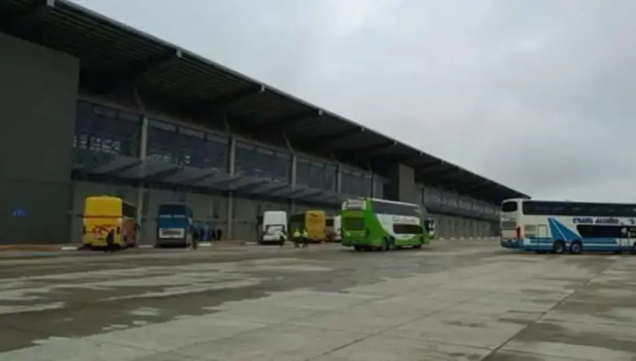 Central de Buses de El Alto dicen que trabajan al 20% debido a la escasez de combustible