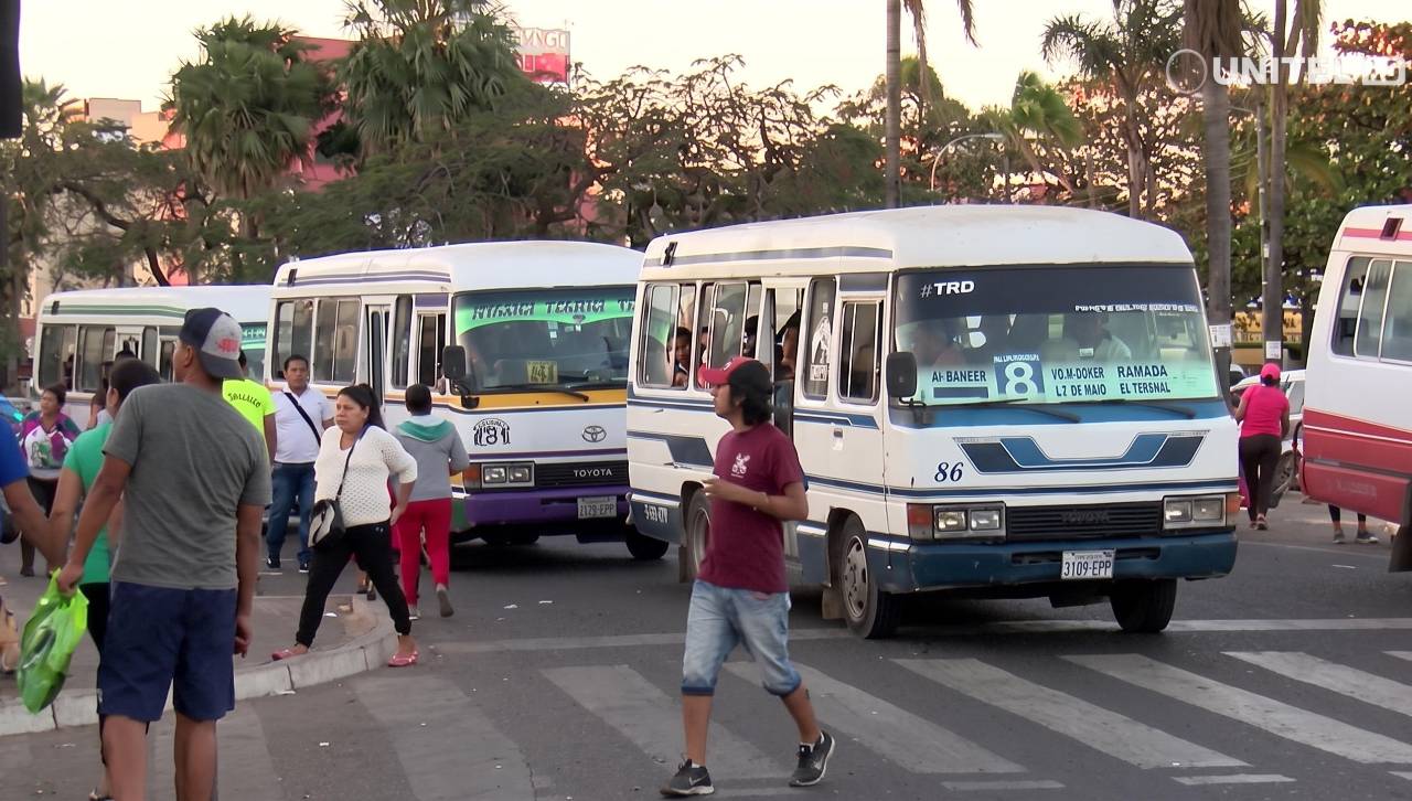 Choferes de Bolivia realizan un ampliado este martes en Santa Cruz para definir una posición por el precio del diésel