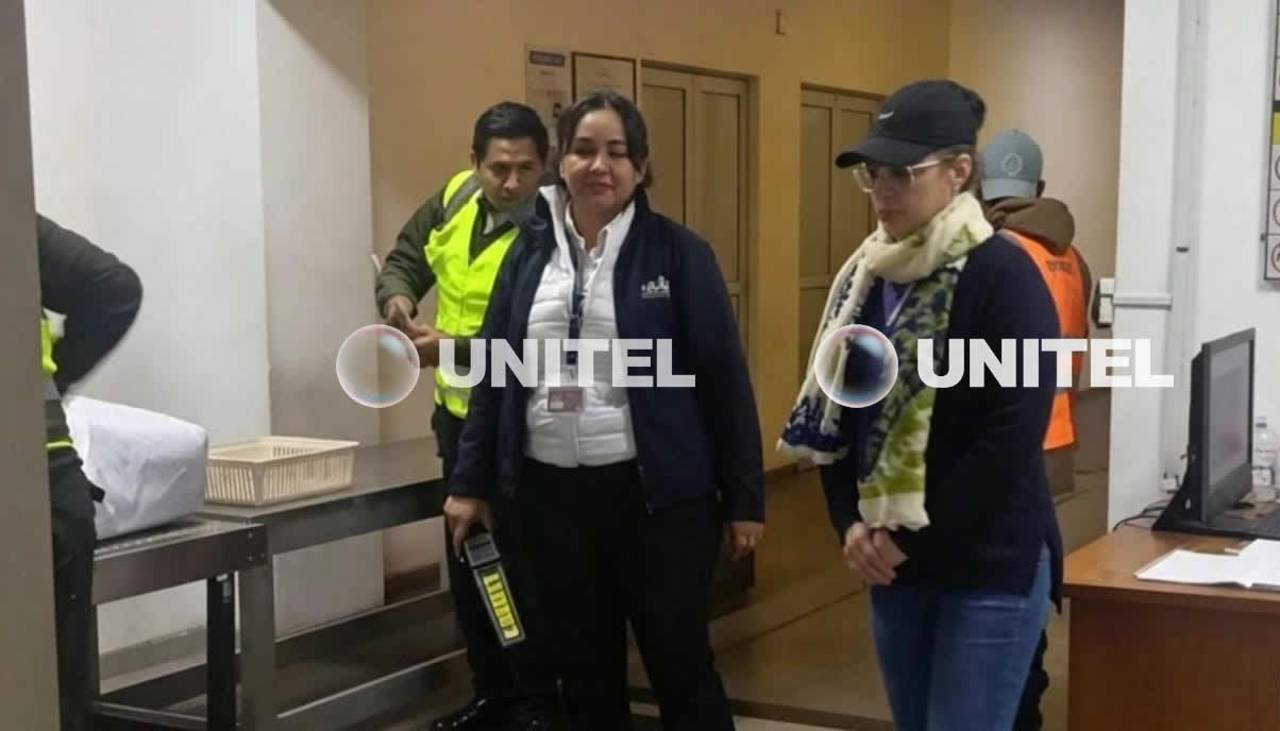 Trasladan a La Paz a Daniela Durán, exdirectora de YPFB investigada por el caso gasolina desestabilizada