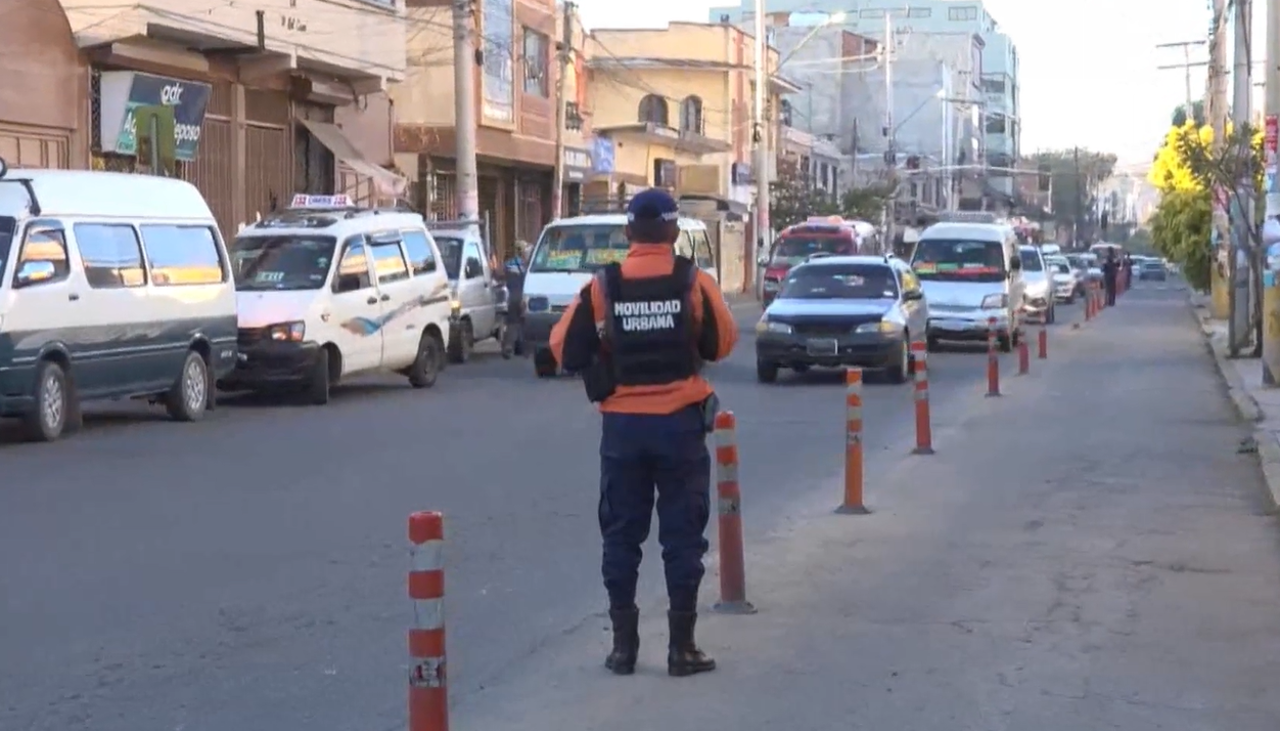 Movilidad Urbana sanciona a vehículos que invaden espacios de la ciclovía, la multa es de Bs 10.000