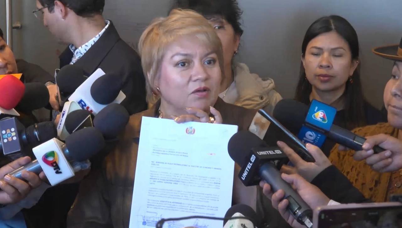 Legisladores piden interpelar a Espinoza por supuesta irregularidad en compra de auto