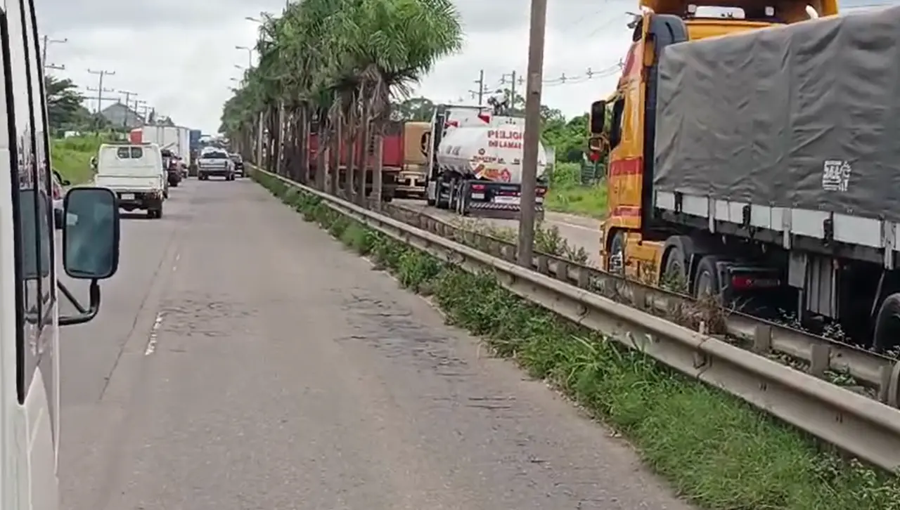 Padres de familia bloquean en la carretera Warnes - Santa Cruz por pedido para unidades educativas
