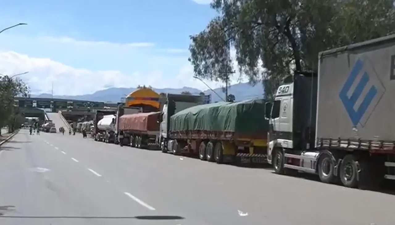 Se registran filas por diésel se registran este domingo en Cochabamba