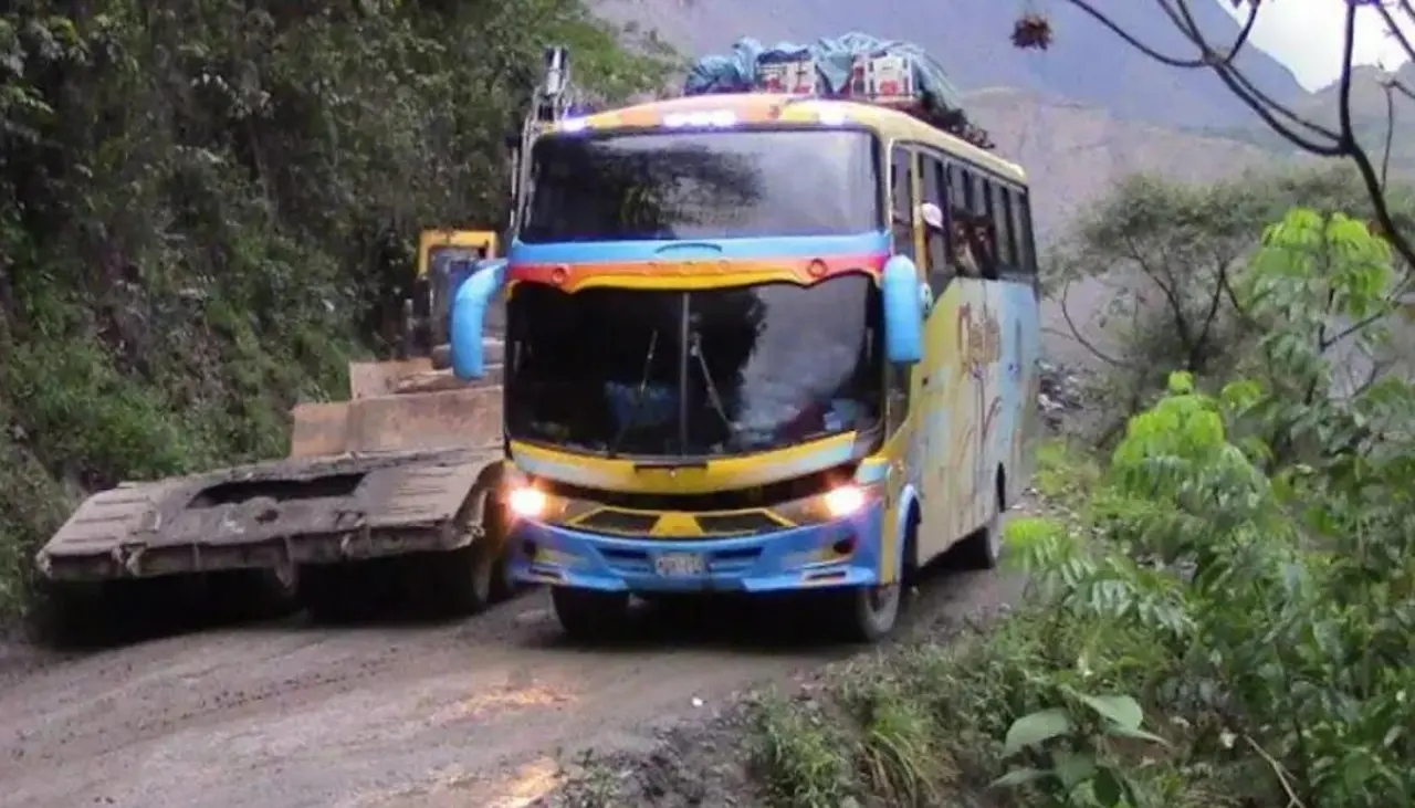 “La carretera está un desastre”: Choferes se quejan por el mal estado de la ruta a los Yungas de La Paz
