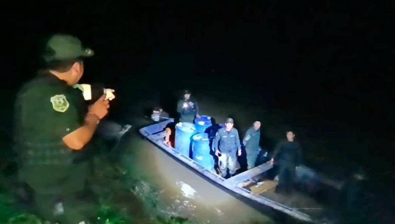 Policía intercepta barcaza que transportaba turriles con casi 800 litros de diésel; hay un aprehendido