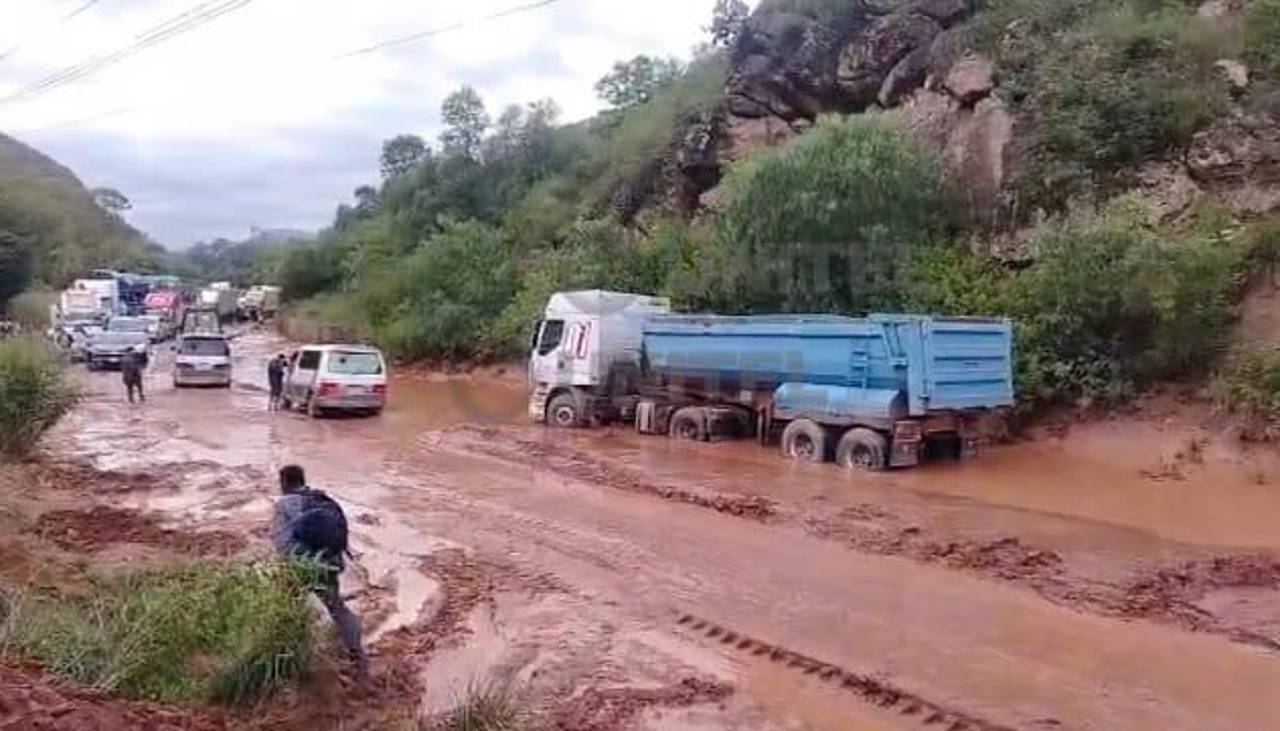 Cortan tráfico en la ruta que une Cochabamba con el occidente por mazamorra tras el desborde del río Viloma