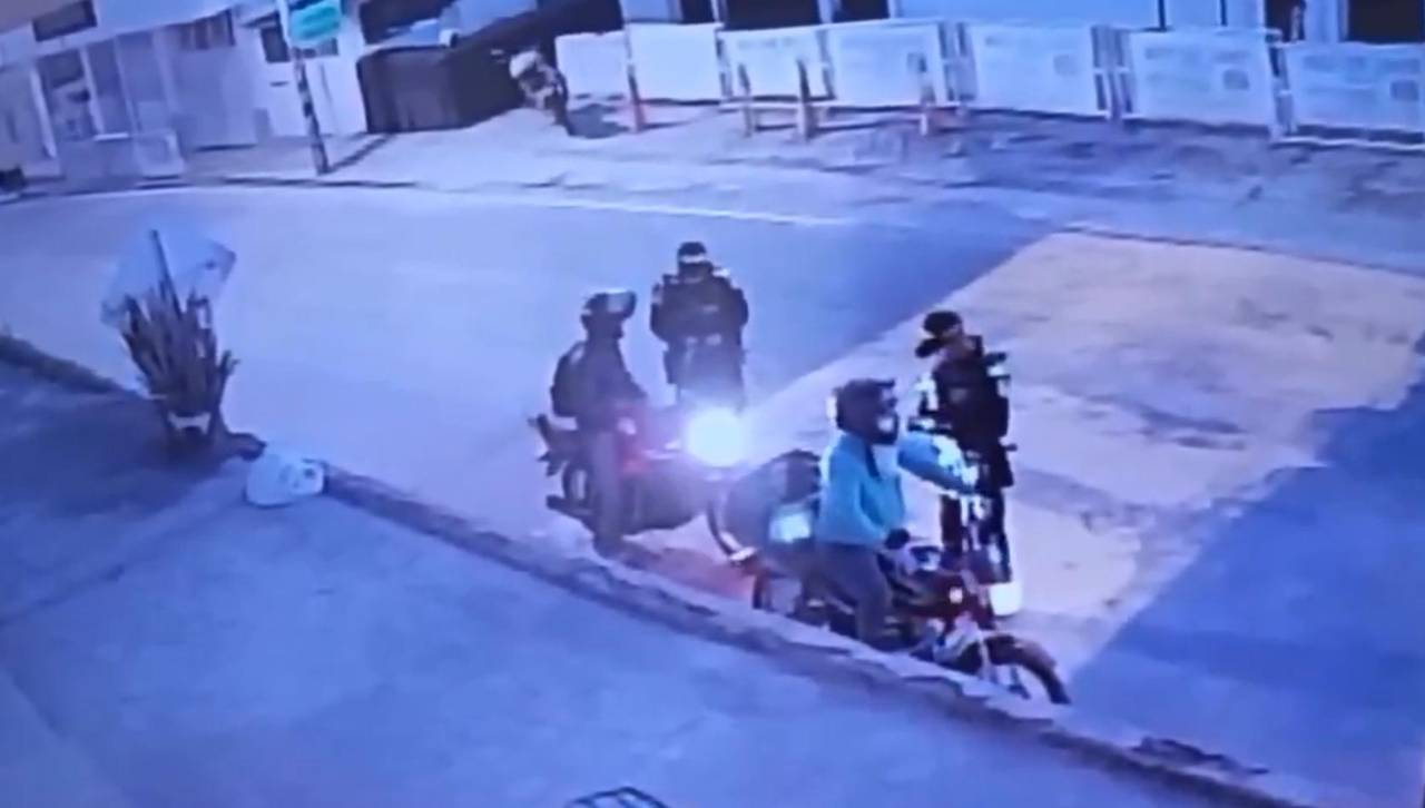 Sale a la luz video del momento cuando un francotirador dispara y mata a dos policías en Colombia