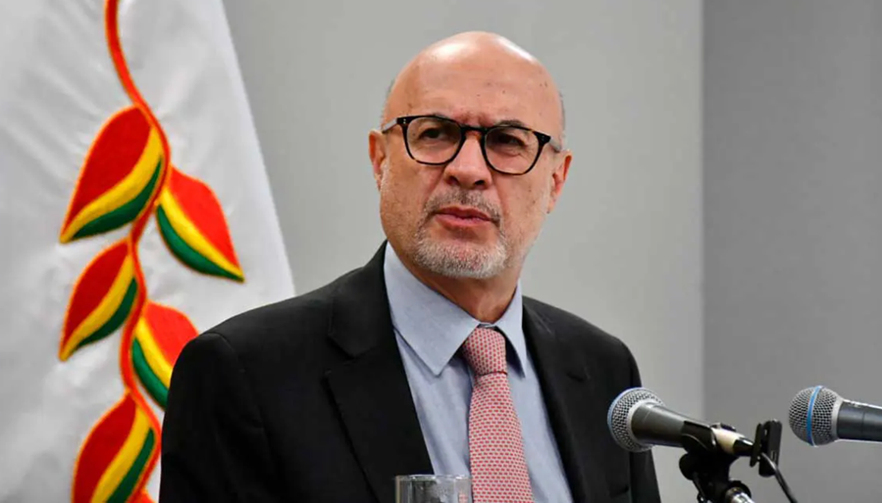 Ministro Lupo dice que la COB engordó sus privilegios mientras el país se empobrecía