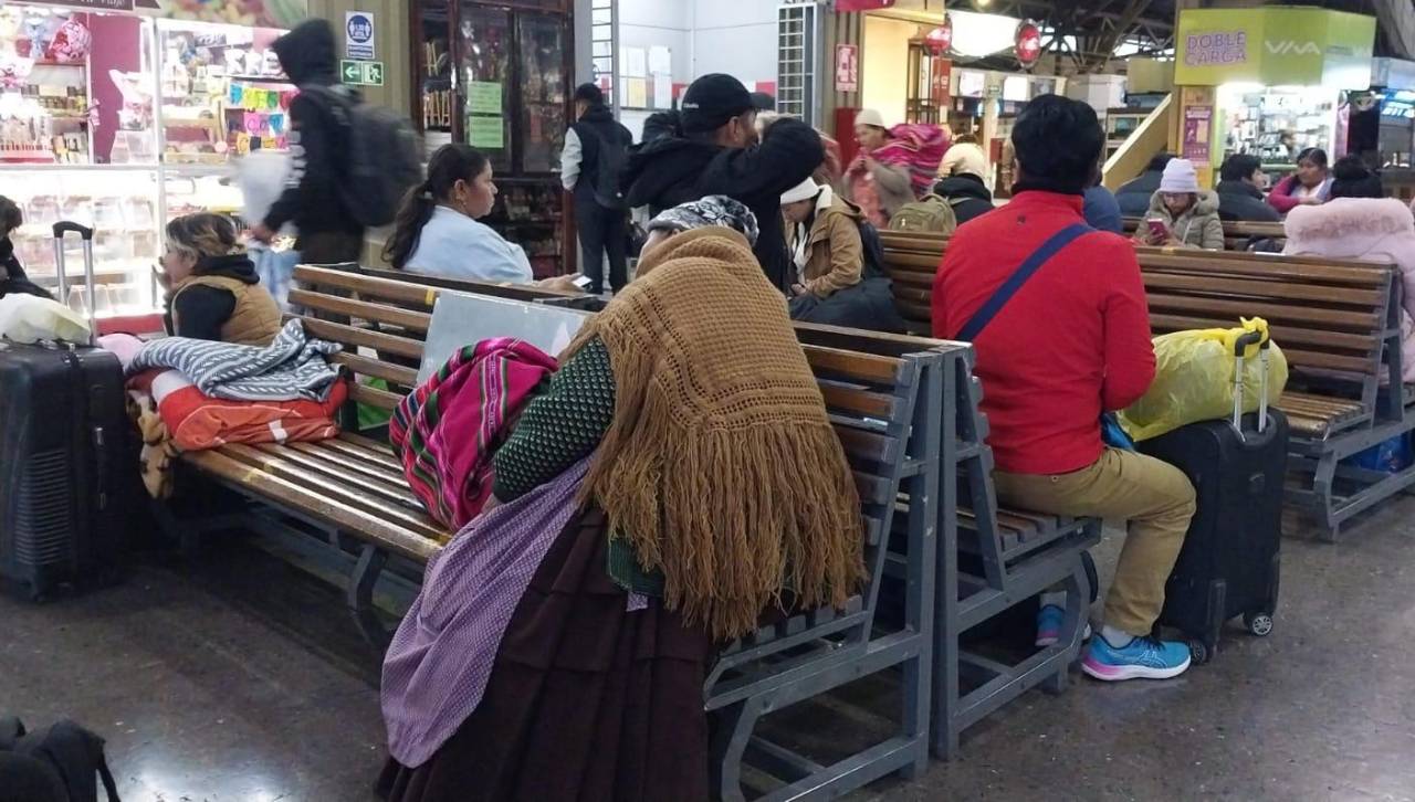 Doble feriado: Salidas de buses son irregulares por escasez de diésel, reportan operadores de transporte interdepartamental