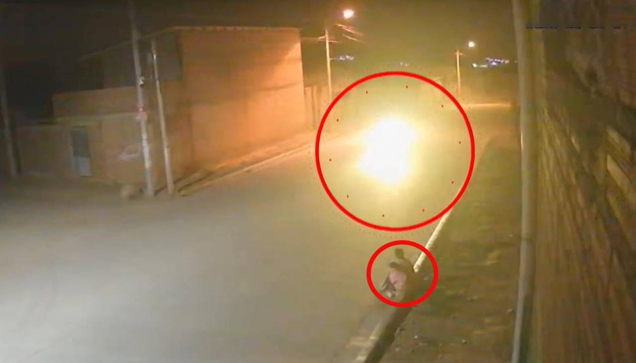 Cámara captó al vehículo que arrolló a una madre y su hija que estaban sentadas en la acera y luego fugó