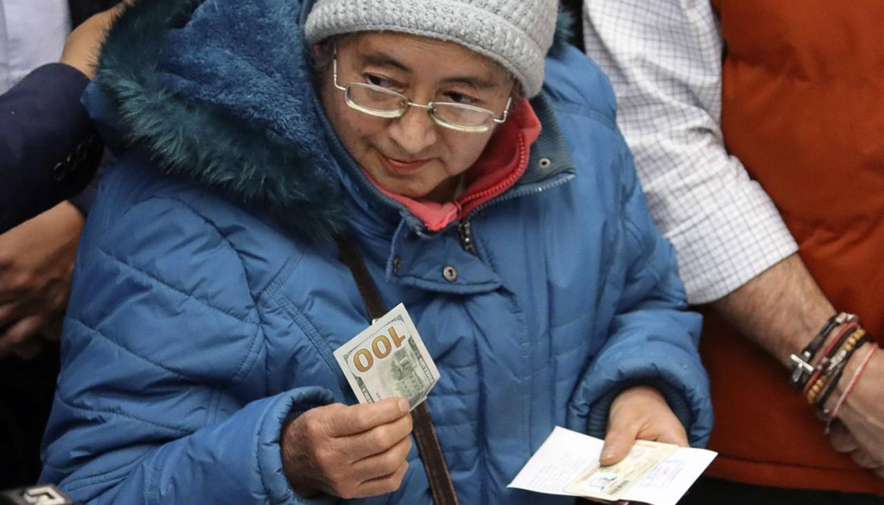 La devolución de dólares a pequeños ahorristas comenzará este martes para personas naturales y jurídicas