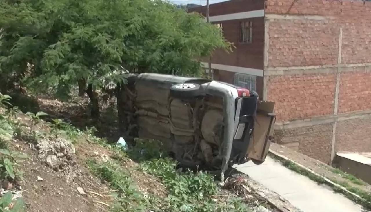 Vehículo con pasajeros pierde el control en una pendiente y se precipita algunos metros