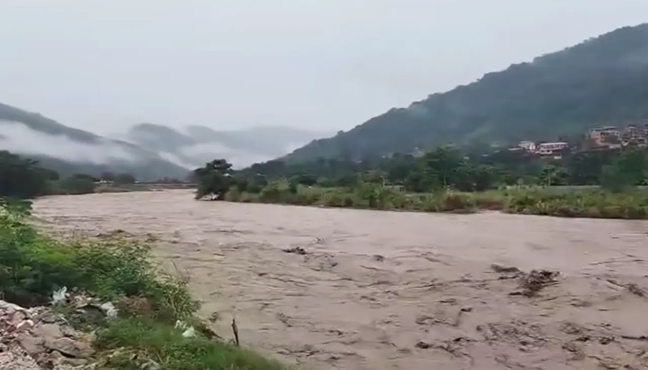 Reportan el desborde de al menos un río en Caranavi a causa de las intensas lluvias