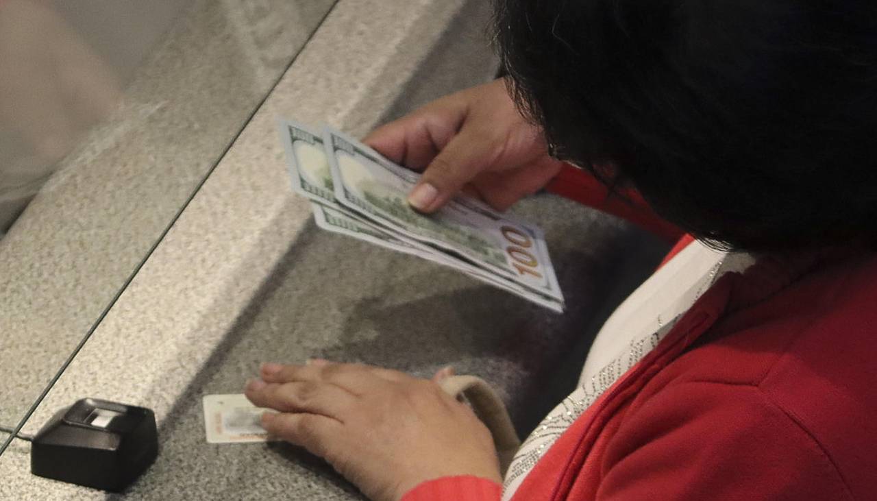 La devolución de dólares a pequeños ahorristas comenzará este martes para personas naturales y jurídicas
