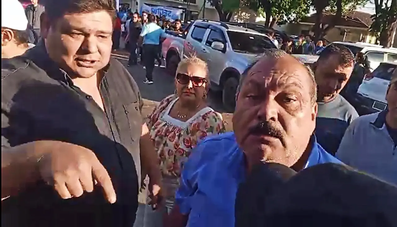Dirigente de UCS se enfrenta a gendarmes en protesta contra Jhonny; la Alcaldía anuncia acciones legales