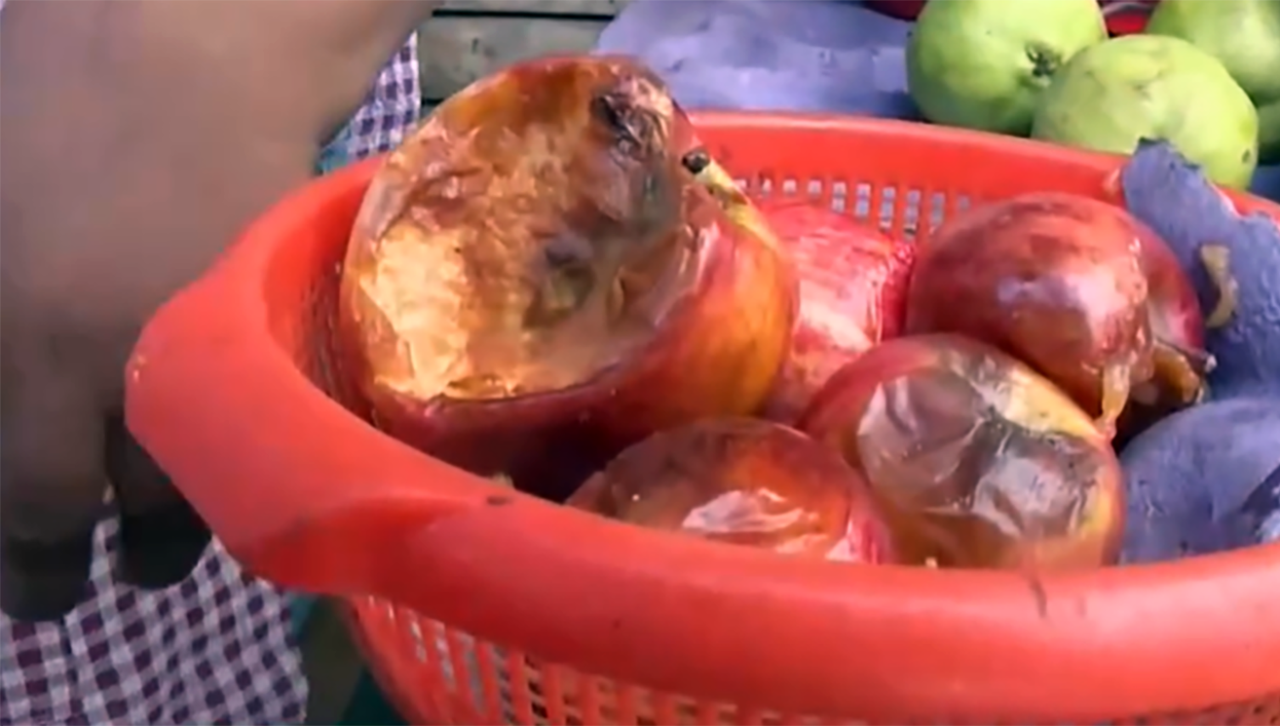 “La fruta llega podrida”, dice vendedora y reclama por la falta de combustible para transporte