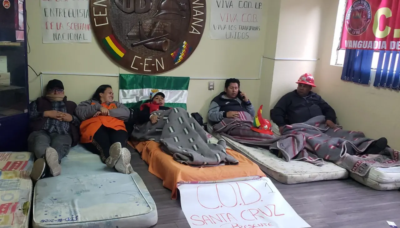 Siete personas instalan huelga de hambre en instalaciones de la COB en La Paz en rechazo al DS 5503